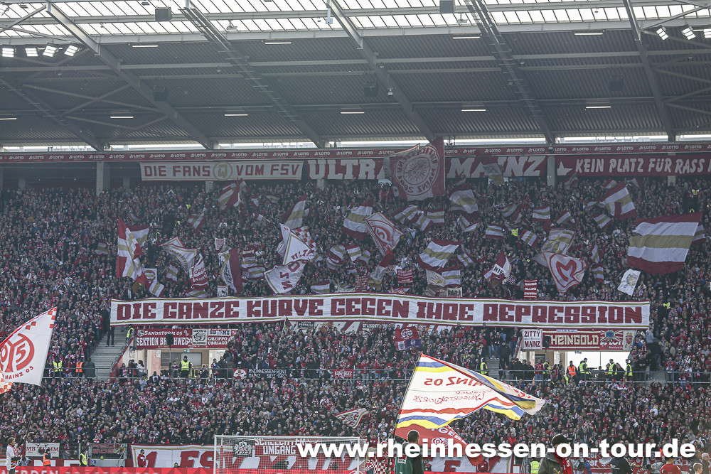 "Die ganze Kurve gegen ihre Repression"-Botschaft der Mainz 05-Ultras beim Heimspiel gegen Mönchengladbach.