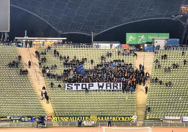 FCS-Fans im Gästeblock des Olympiastadions mit einer "STOP WAR"-Botschaft.