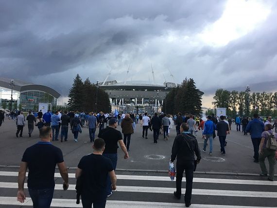 Fans auf dem Weg ins Stadion in St. Petersburg. Hier findet das Finale der Königsklasse statt.
