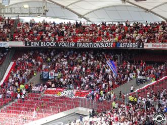 Spruchband der VfB-Fans überm Gästeblock.